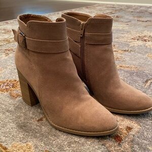 ⭐️ Worn 1x! ⭐️ cute suede ankle boot! Size 7 1/2
